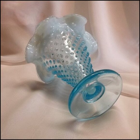 1940s Vintage Fenton Blue Hobnail Opalescent Art Glass Vase - Picture 4 of 5